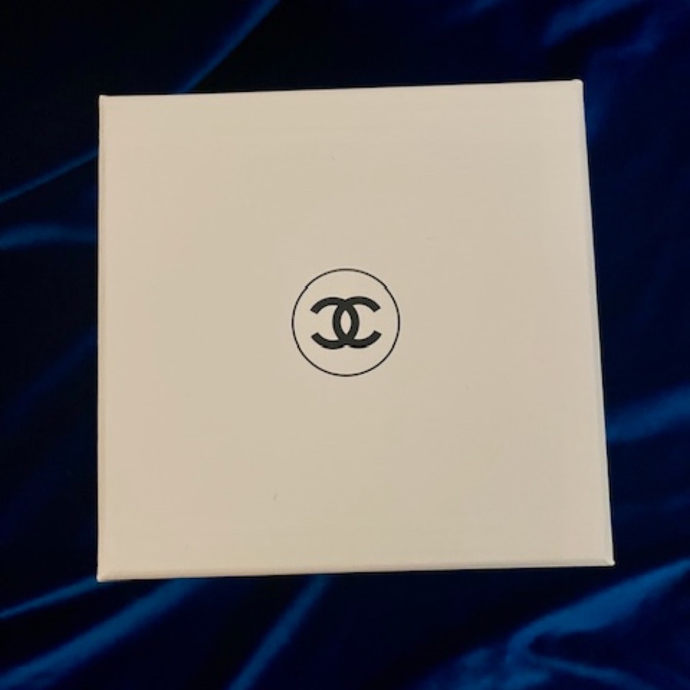BRAND NEW CHANEL SNOW GLOBE - DECEMBER 2025 - COLLECTORS ITEM - Picture 9 of 12